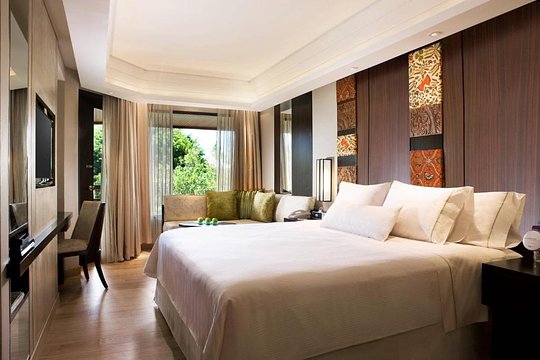 Deluxe Pool View King - 2 persons $1339pp